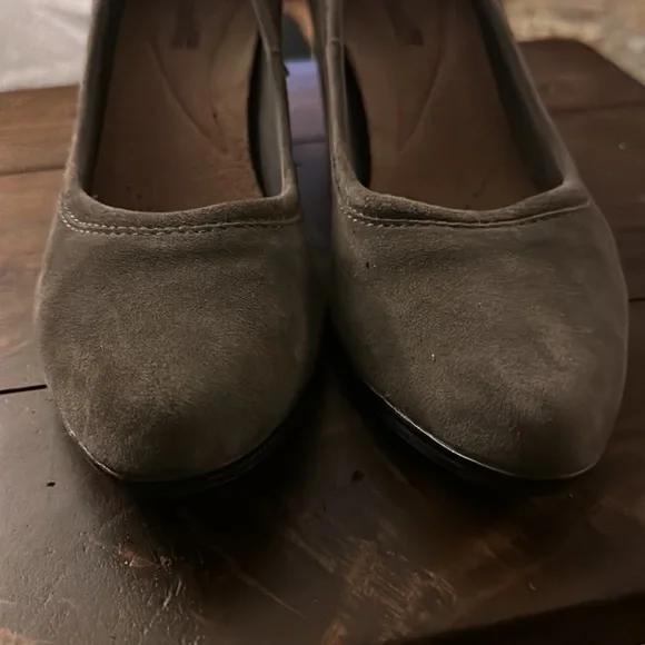 EUC Clarks Collection Suede Pumps size 7.5 - Picture 5 of 7
